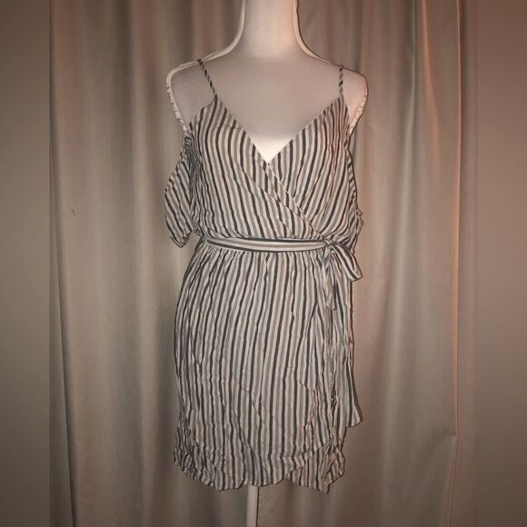 💕5️⃣for25 Wanderlux wrap off the holder spaghetti strap dress size Small - Picture 3 of 5